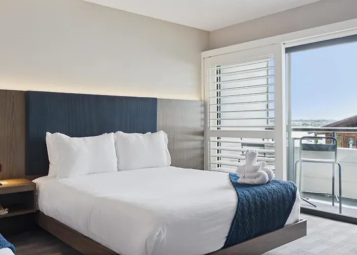 456 Embarcadero Inn & Suites