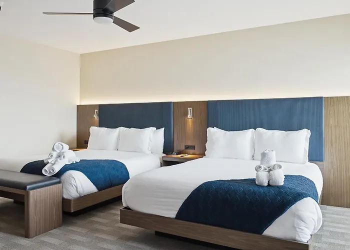 456 Embarcadero Inn & Suites