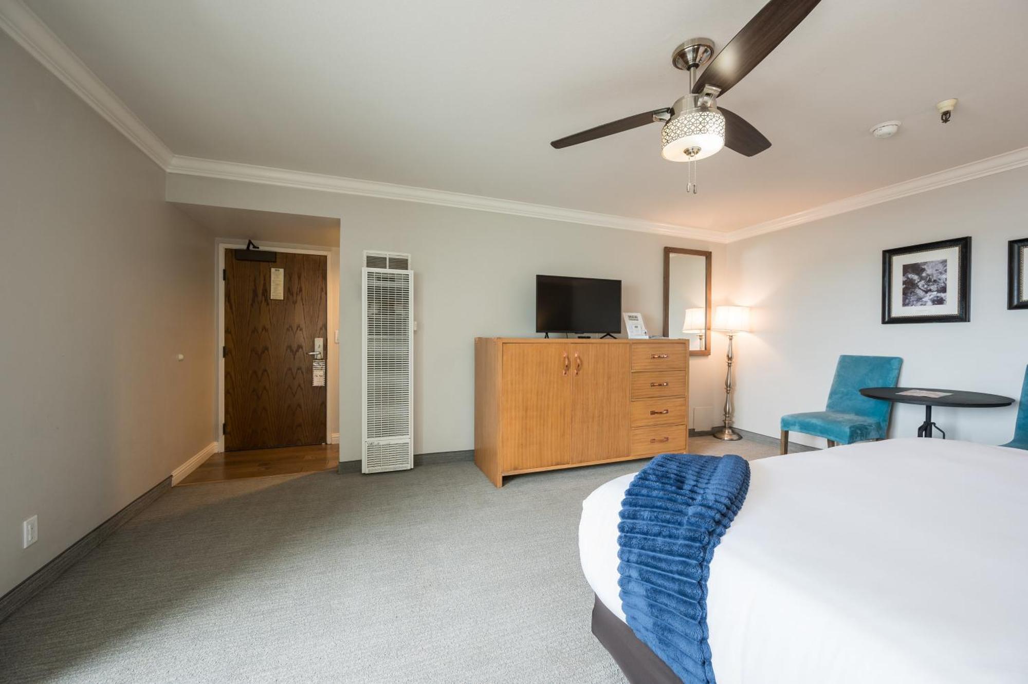 456 Embarcadero & Inn